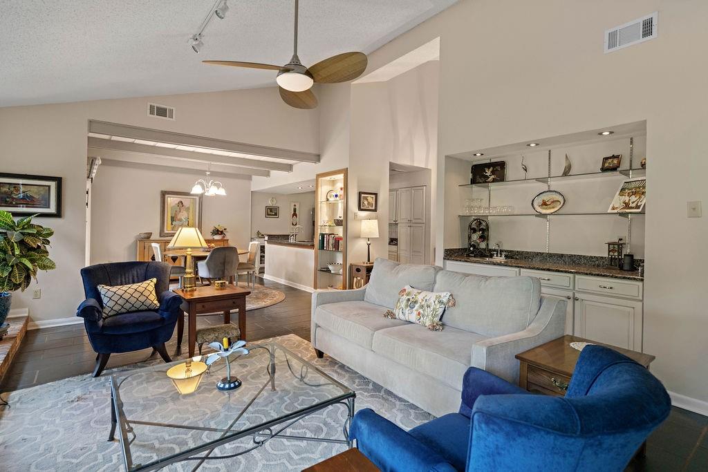 640 N BEAU CHENE Drive 5