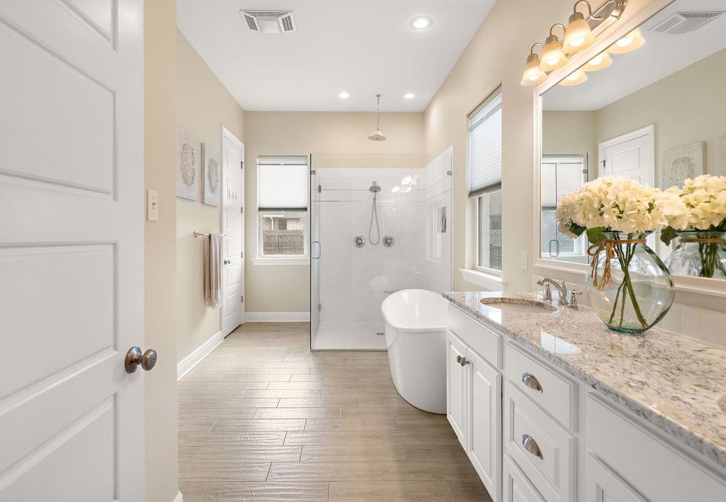 Madisonville, Louisiana 70447, United States, 4 Bedrooms Bedrooms, ,3 BathroomsBathrooms,Residential,Pending,78364