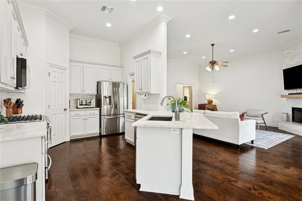 2425 COURS CARSON Street