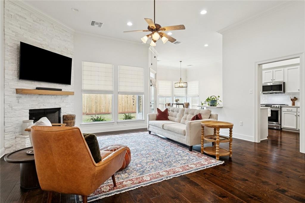 2425 COURS CARSON Street