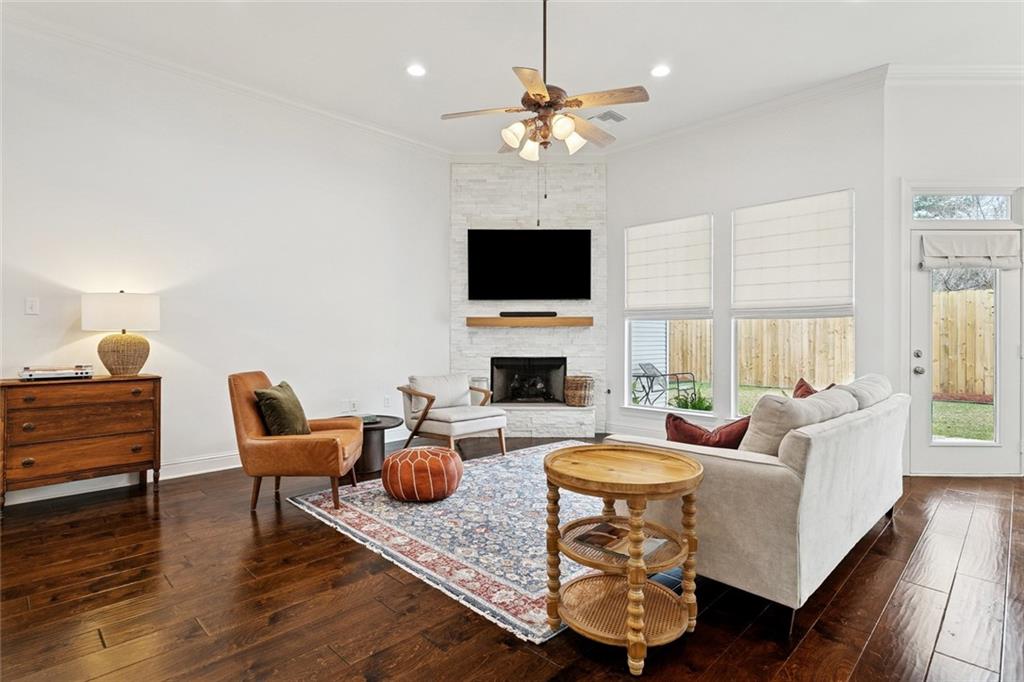 2425 COURS CARSON Street