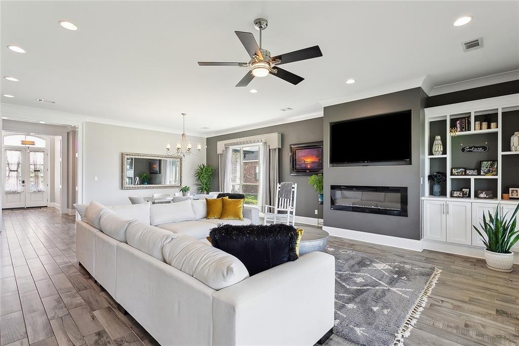 317 E AUGUSTA Lane