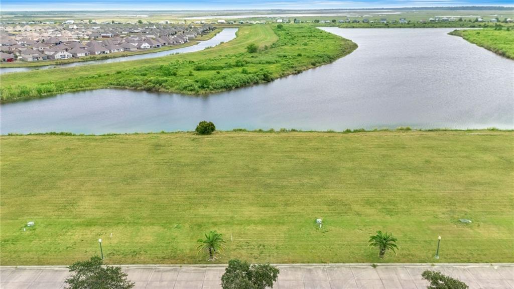 lot 305 EAST END Boulevard