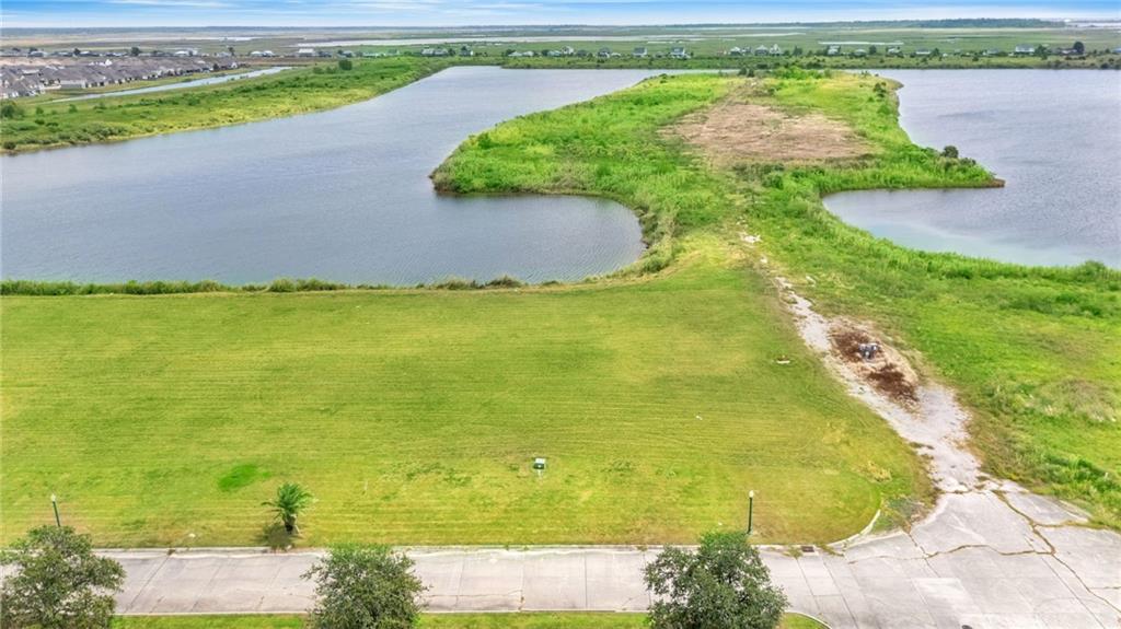 lot 305 EAST END Boulevard