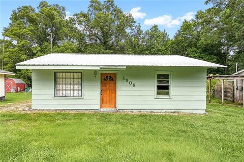 Photo of 1906 AVENUE F Avenue, Bogalusa, LA 70427 (MLS # 2559627)