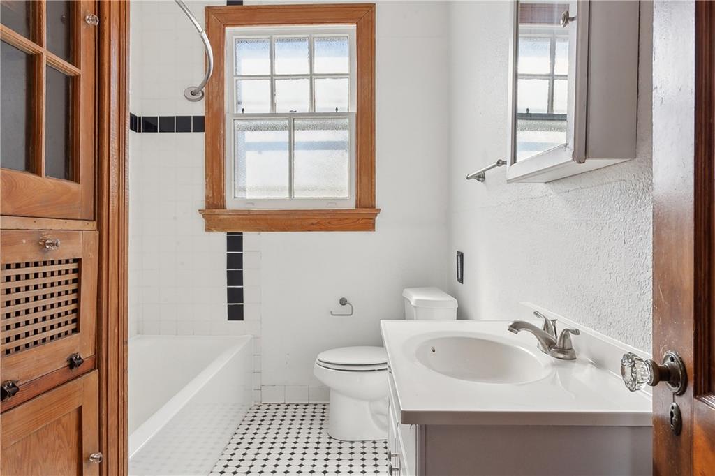 New Orleans, Louisiana 70124, United States, 3 Bedrooms Bedrooms, ,2 BathroomsBathrooms,Residential,Pending,64010