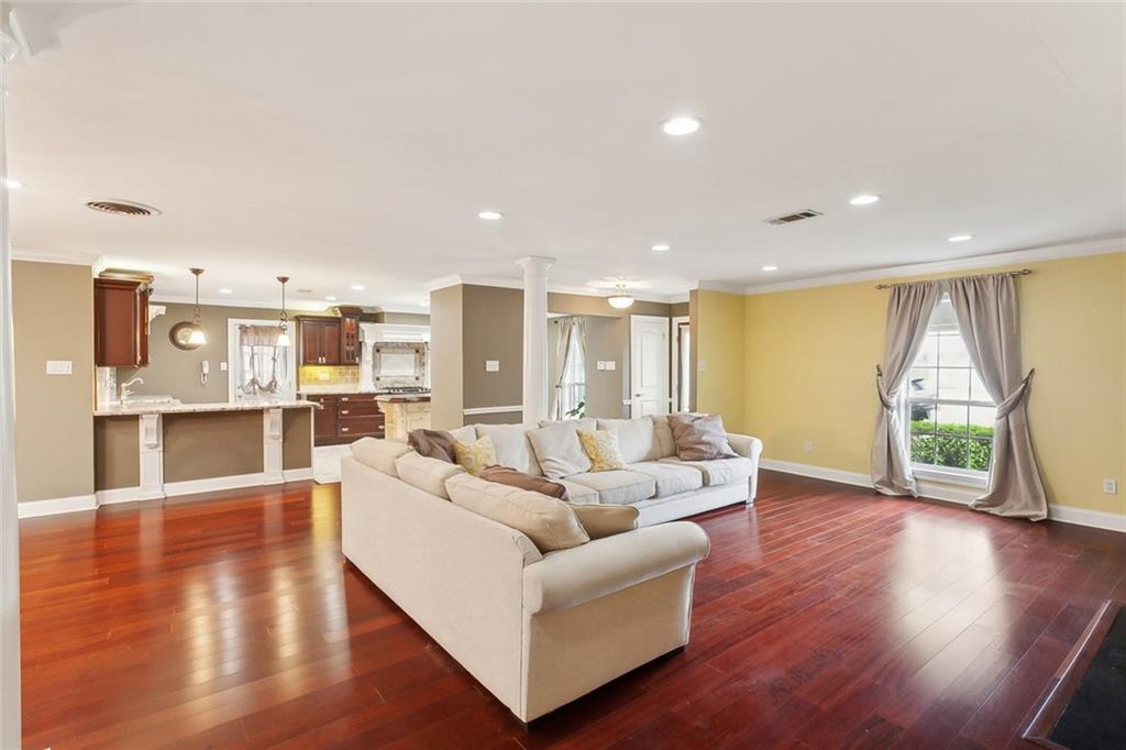 613 FAIRLAWN Drive