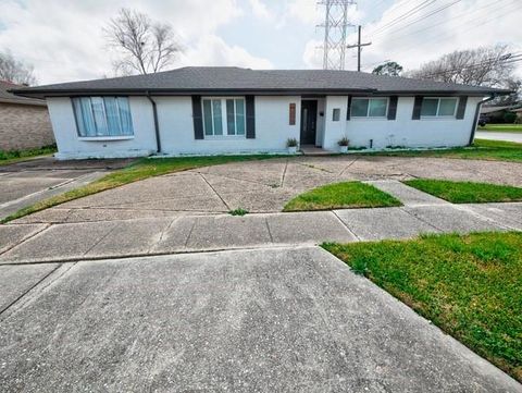 200 WILLOW Drive Gretna LA 70053