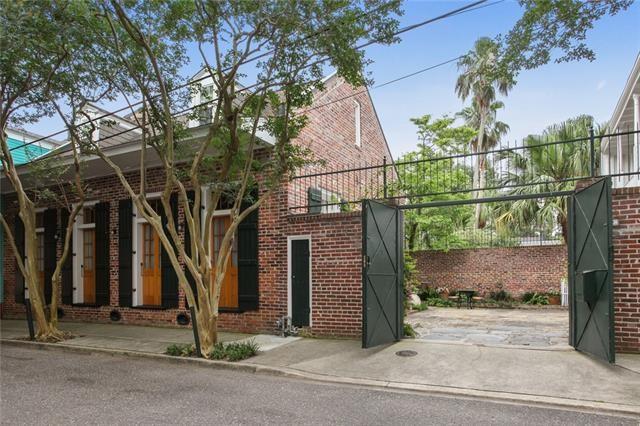 1124 BARRACKS Street