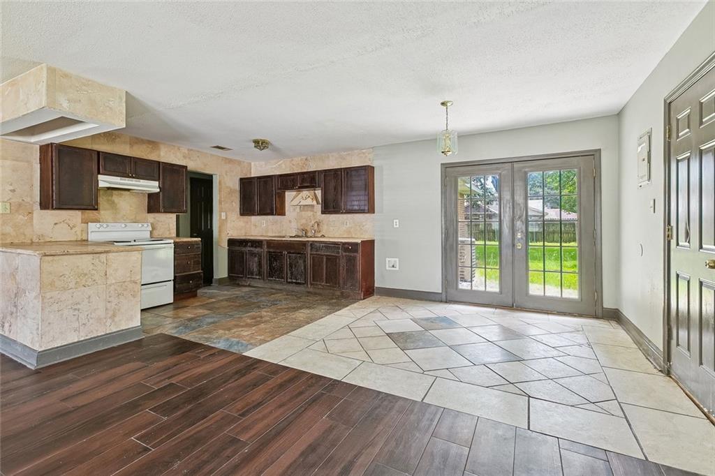 1444 MEADOWLAWN Drive