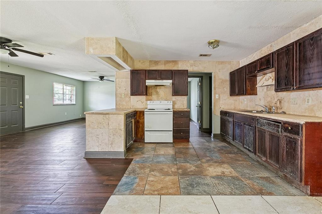1444 MEADOWLAWN Drive