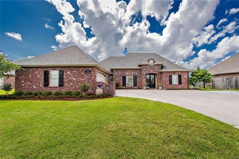 Photo of 135 BAYOU LAFOURCHE Drive, Thibodaux, LA 70301 (MLS # 2559304)