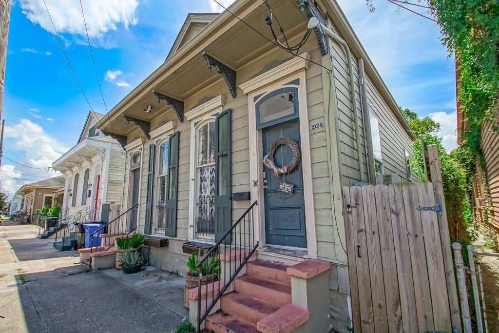 1926 SAINT PHILIP Street