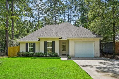 Photo of 415 ORLEANS Avenue, Covington, LA 70433 (MLS # 2560139)