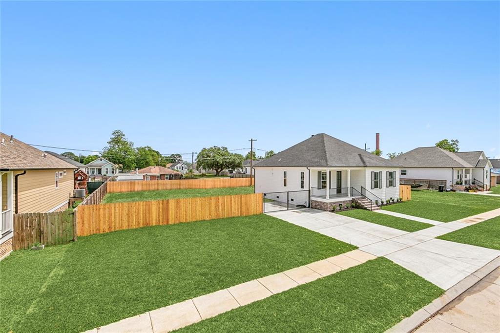 Photo 2 of 15 of 83 W CLAIBORNE Square house
