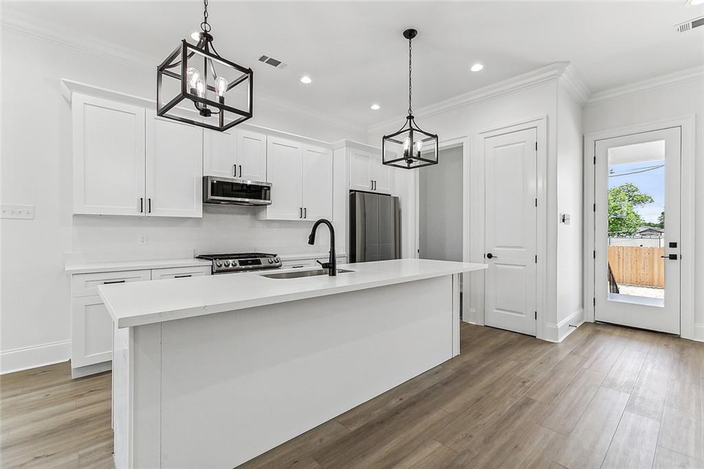 Photo 5 of 15 of 83 W CLAIBORNE Square house