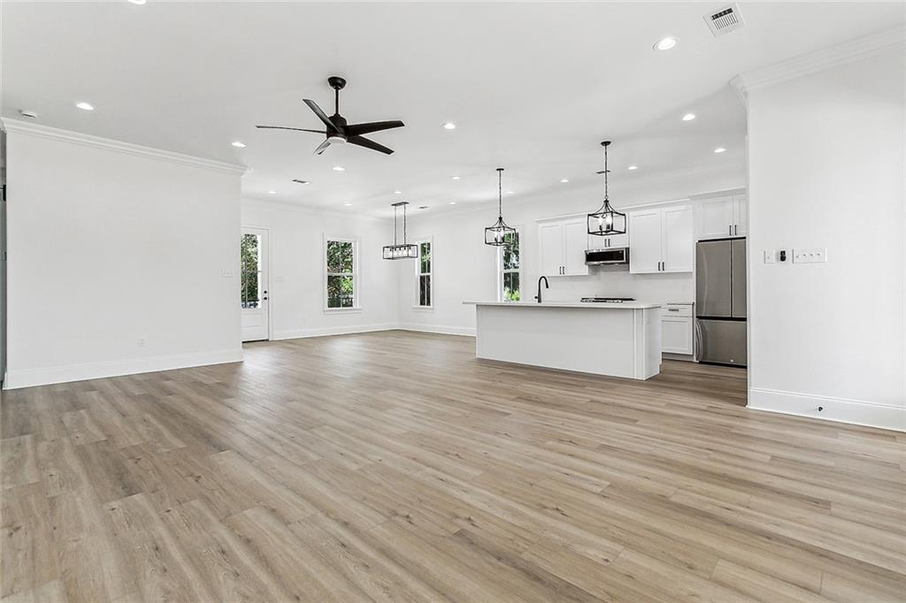 Photo 4 of 15 of 83 W CLAIBORNE Square house