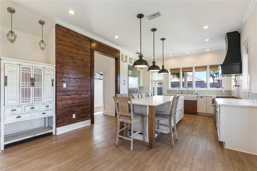 2012 N WOODLAWN Avenue