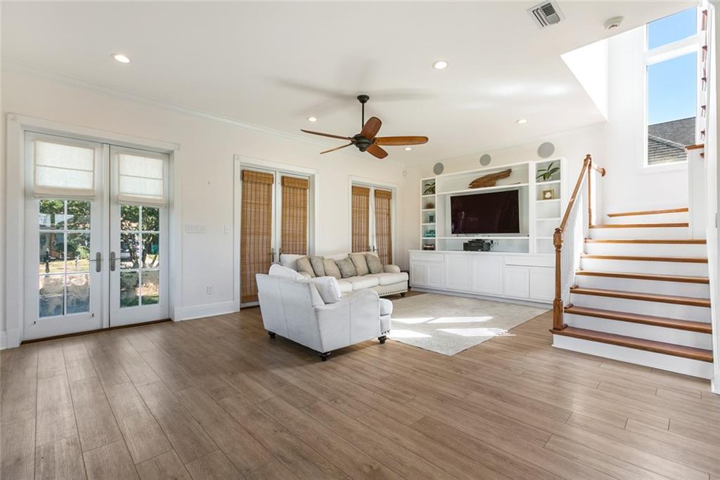 2012 N WOODLAWN Avenue