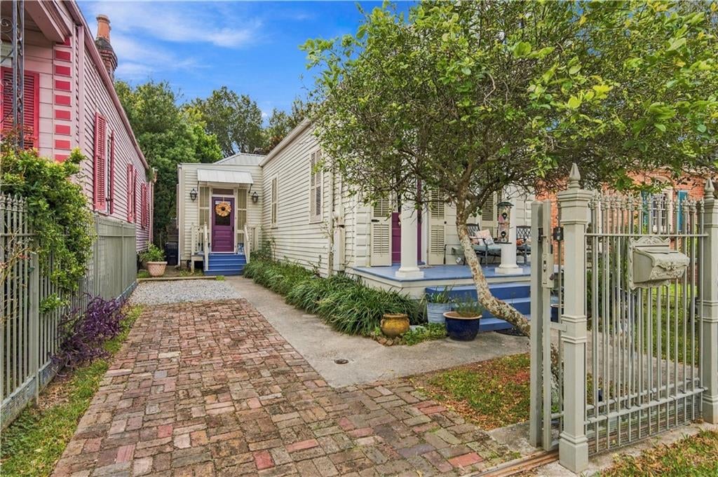1609 FERN Street