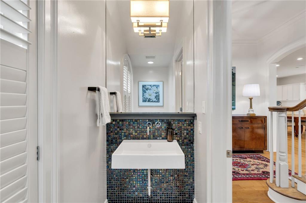 225 RIDGEWOOD Drive