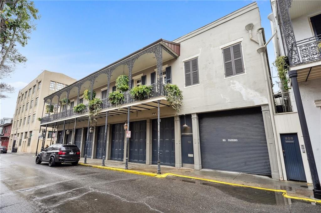 930 40 CHARTRES Street