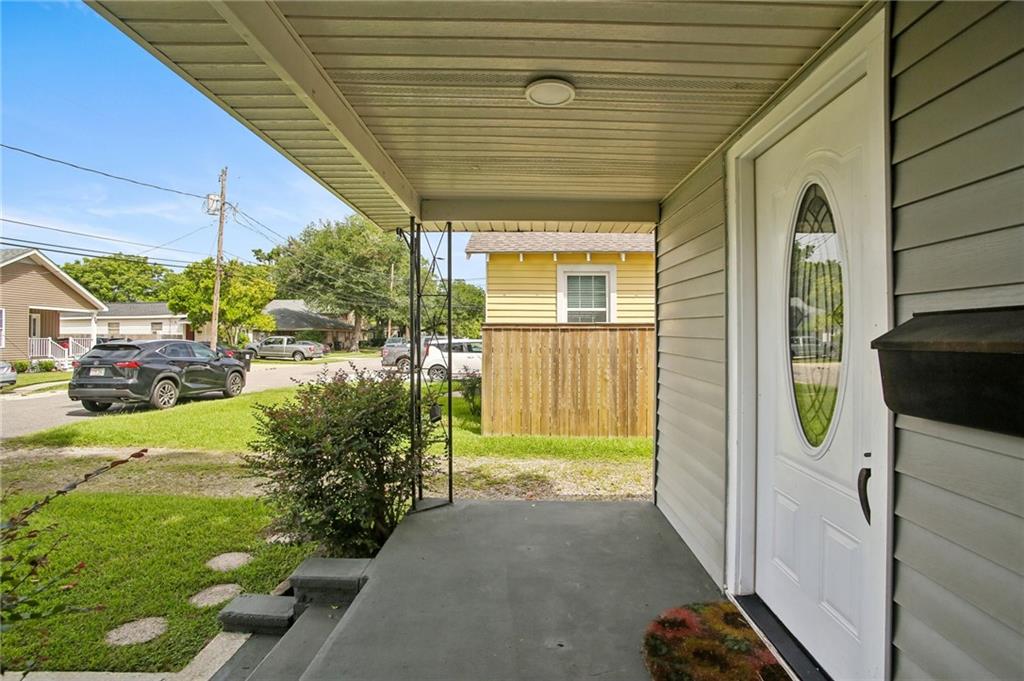 15 CRISLAUR Avenue