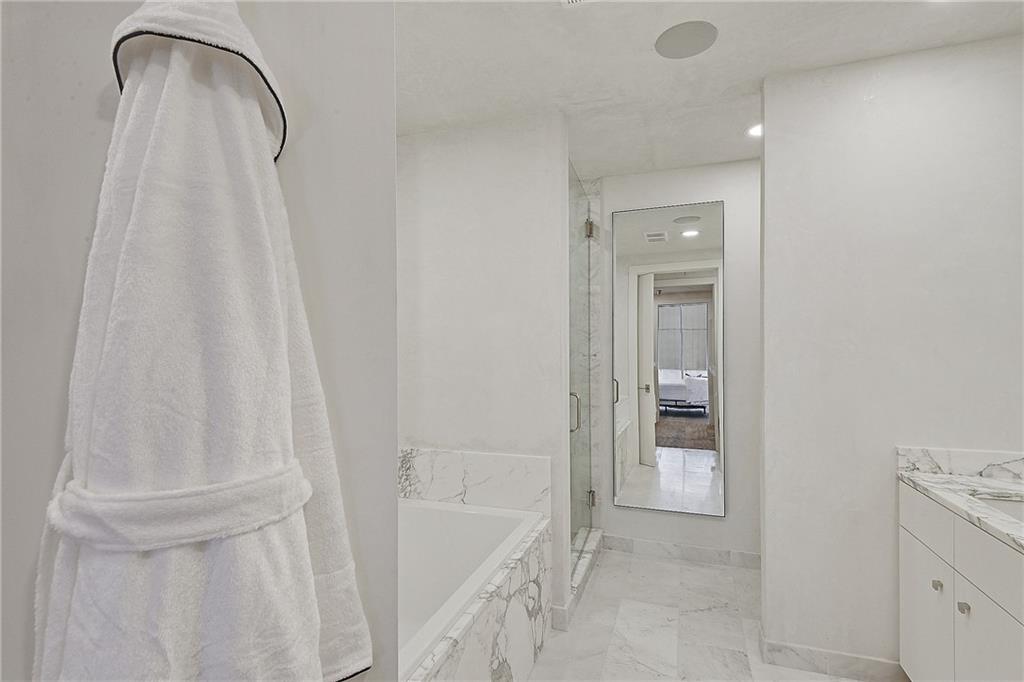 New Orleans, Louisiana 70130, United States, 1 Bedroom Bedrooms, ,2 BathroomsBathrooms,Residential,Active,73855