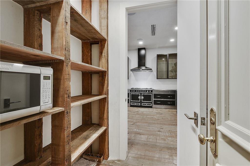 New Orleans, Louisiana 70130, United States, 1 Bedroom Bedrooms, ,2 BathroomsBathrooms,Residential,Active,73855