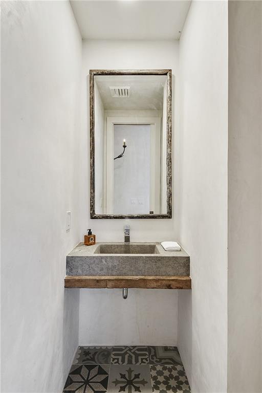 New Orleans, Louisiana 70130, United States, 1 Bedroom Bedrooms, ,2 BathroomsBathrooms,Residential,Active,73855