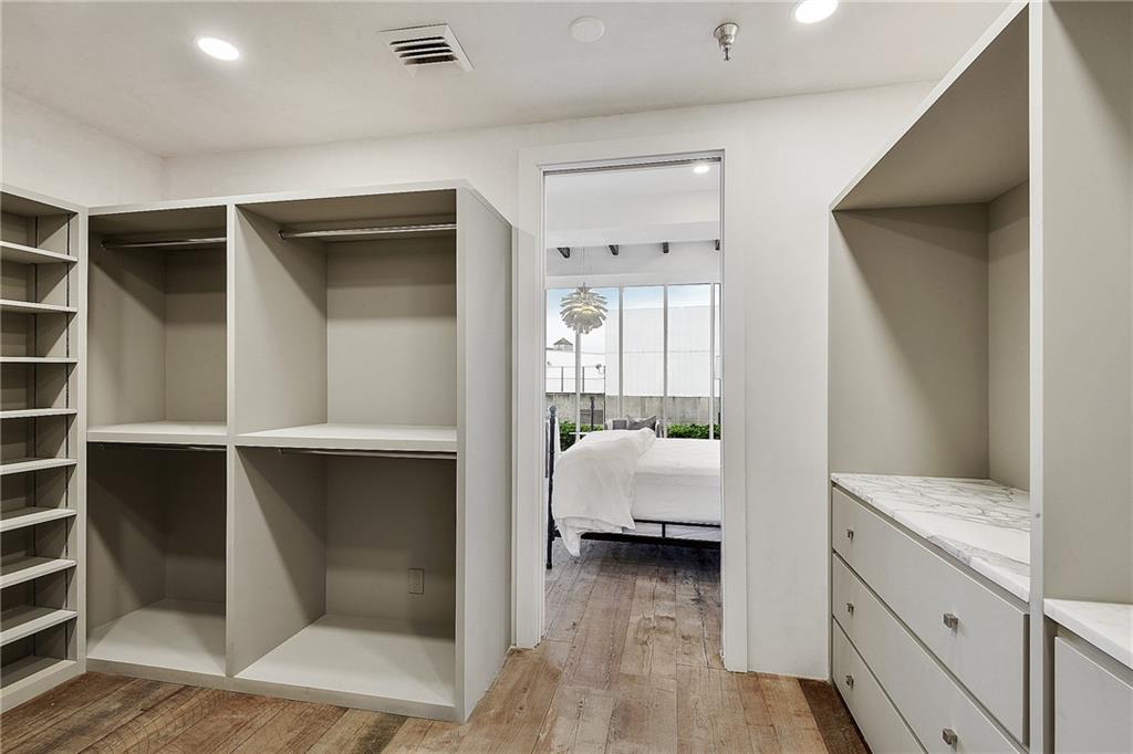 New Orleans, Louisiana 70130, United States, 1 Bedroom Bedrooms, ,2 BathroomsBathrooms,Residential,Active,73855