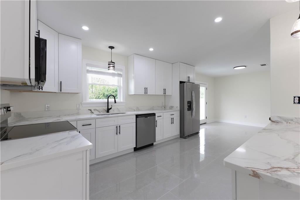 424 WESTMEADE Drive
