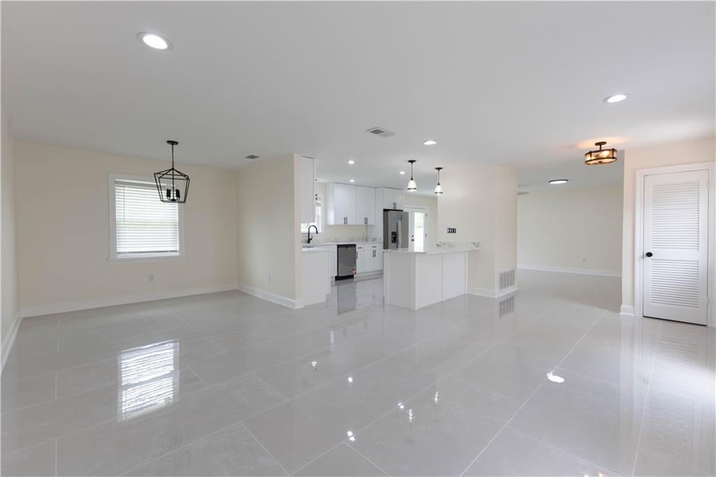 424 WESTMEADE Drive
