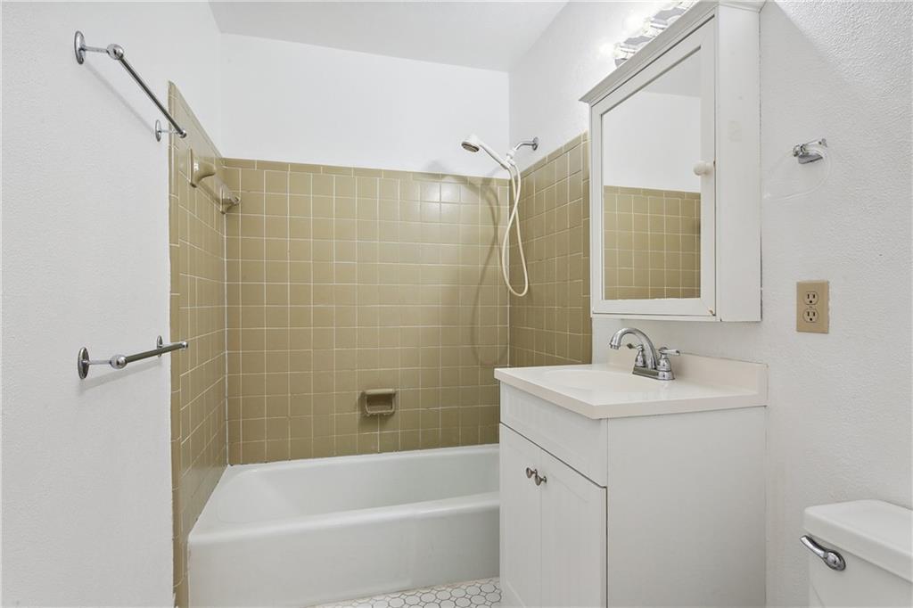 Metairie, Louisiana 70006, United States, 16 Bedrooms Bedrooms, ,12 BathroomsBathrooms,Residential,Pending,69823