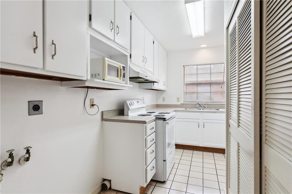 Metairie, Louisiana 70006, United States, 16 Bedrooms Bedrooms, ,12 BathroomsBathrooms,Residential,Pending,69823