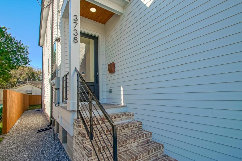 3738-40 BRUXELLES Street