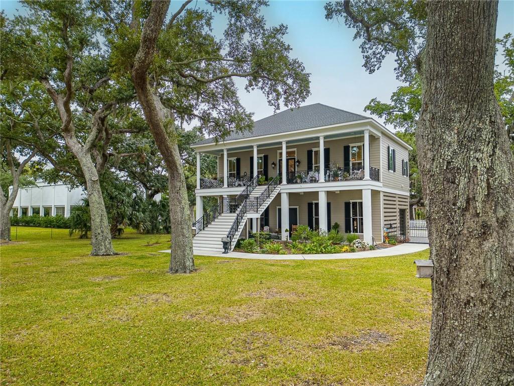 Photo 4 of 45 of 800 W BEACH Boulevard house