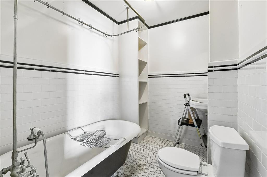 3608 10 CONSTANCE Street