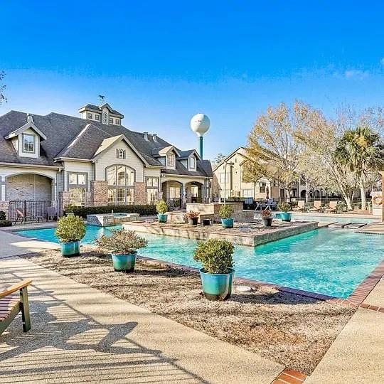 350 EMERALD FOREST Boulevard 2201