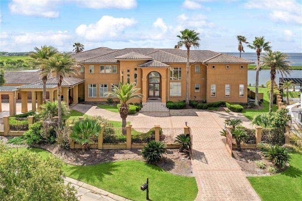 1512 LAKESHORE Drive