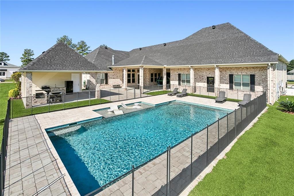 Abita Springs, Louisiana 70420, United States, 5 Bedrooms Bedrooms, ,6 BathroomsBathrooms,Residential,Pending,39628