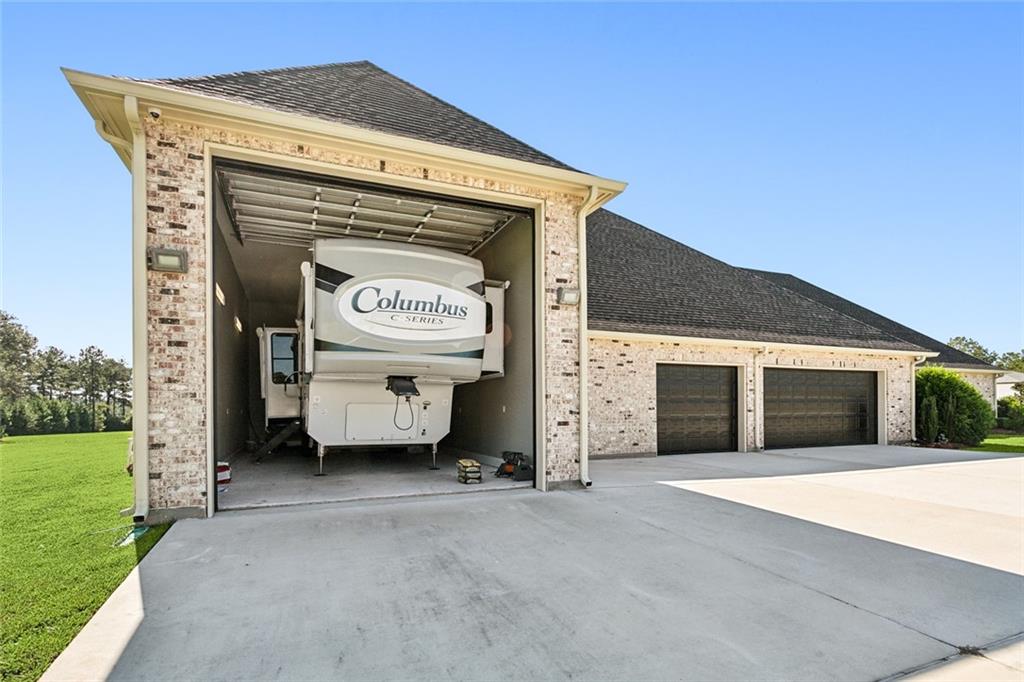 Abita Springs, Louisiana 70420, United States, 5 Bedrooms Bedrooms, ,6 BathroomsBathrooms,Residential,Pending,39628