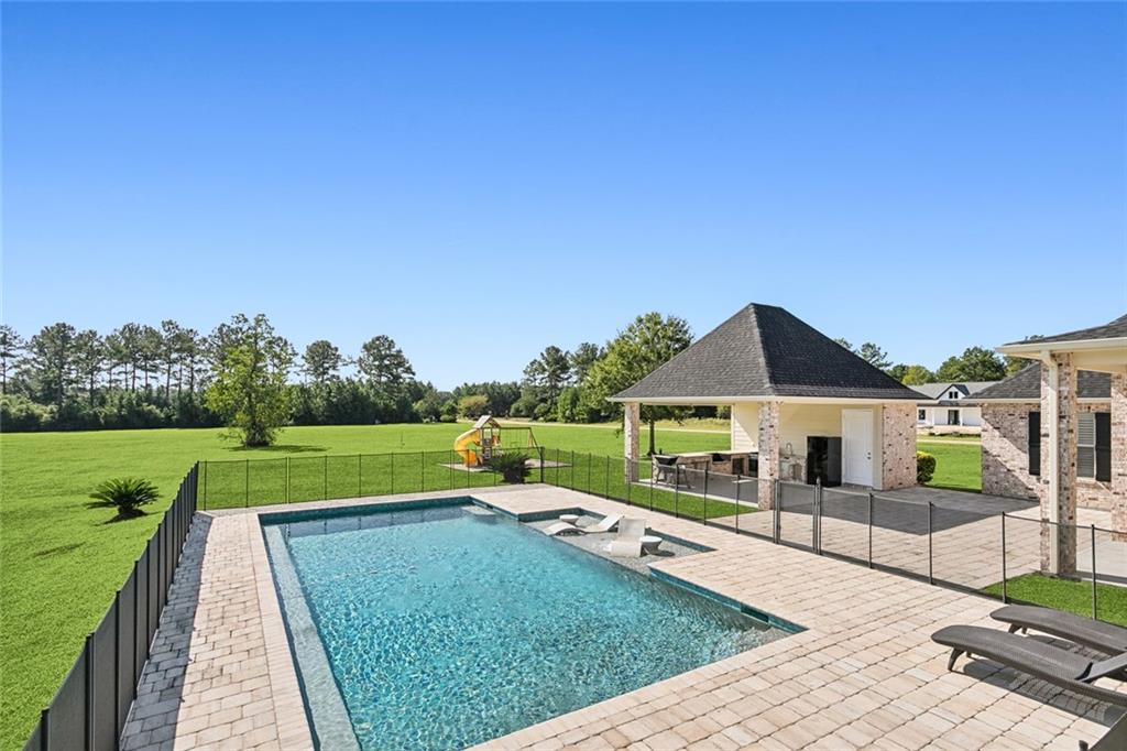 Abita Springs, Louisiana 70420, United States, 5 Bedrooms Bedrooms, ,6 BathroomsBathrooms,Residential,Pending,39628