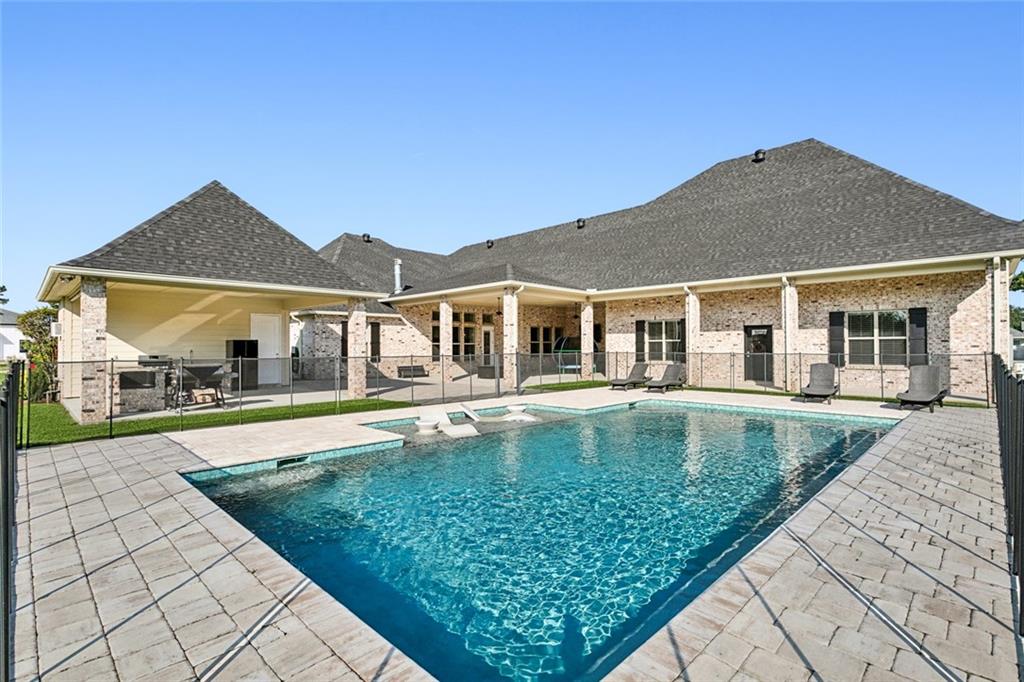 Abita Springs, Louisiana 70420, United States, 5 Bedrooms Bedrooms, ,6 BathroomsBathrooms,Residential,Pending,39628