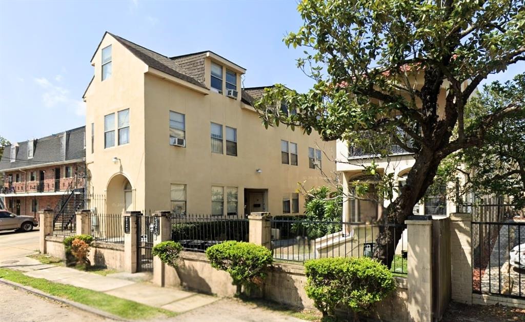2127 CARONDELET Street