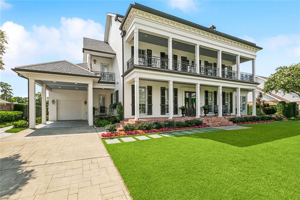 11 W WOODLAWN Drive