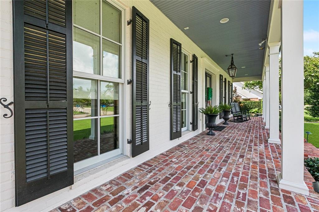 11 W WOODLAWN Drive
