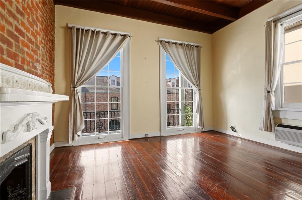 1210 CHARTRES Street 6