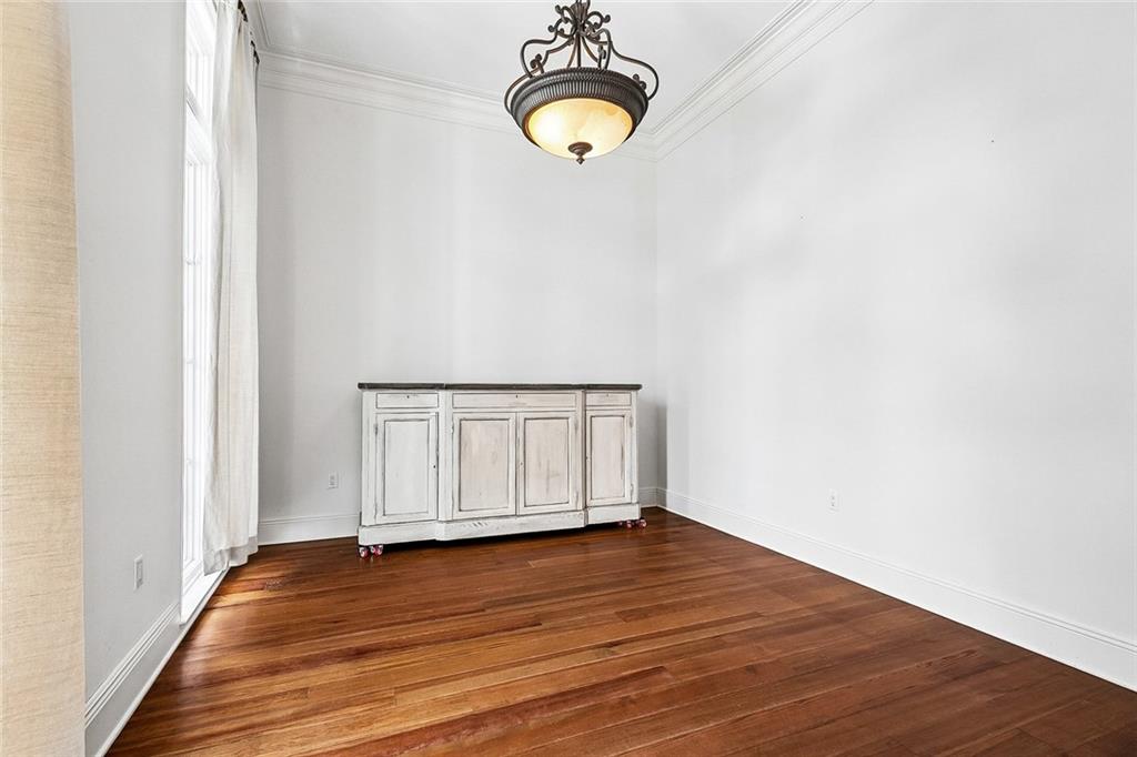 6064 LOUIS XIV Street