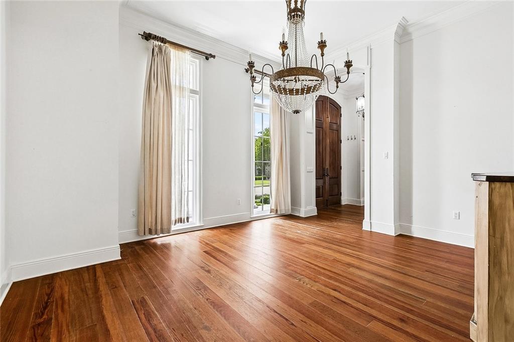 6064 LOUIS XIV Street